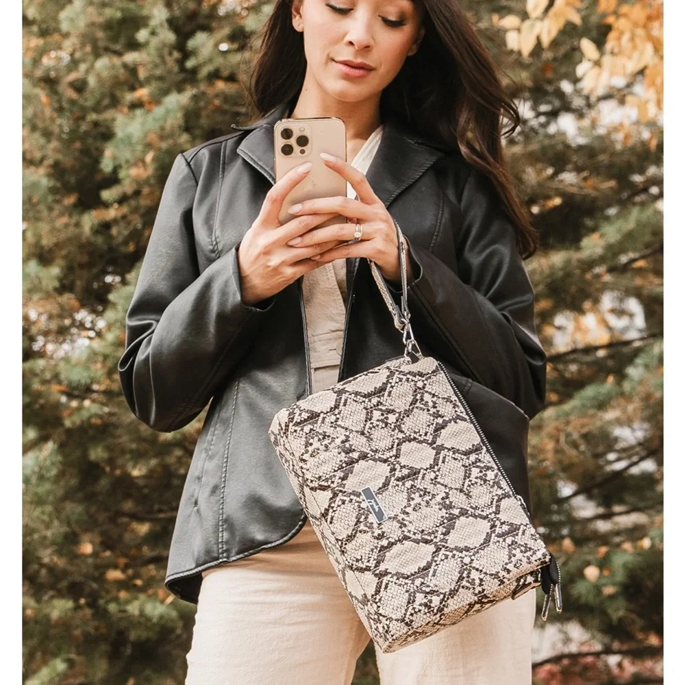 NWT Ju-Ju-Be Day 2 Night Crossbody in Upscale Print